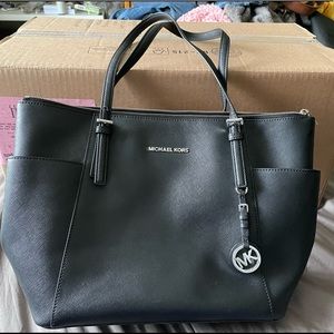Michael Kors Jet Set Large Top-Zip Leather Tote